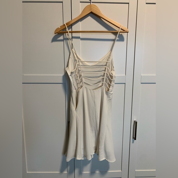 Romantic white mini dress - Picture 2 of 3